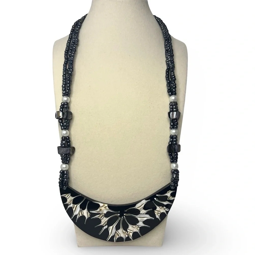 Vintage Black and White Beaded Inlaid Moonshell Necklace
